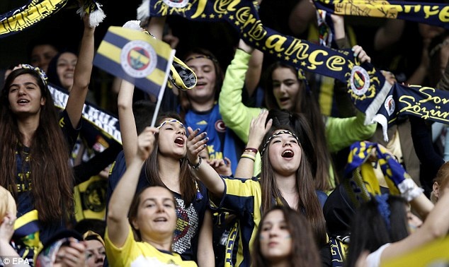 50.000 fan nu mung Fenerbahce vo dich tren khan dai hinh anh