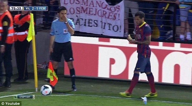 Cam CDV nem chuoi Dani Alves toi san vinh vien hinh anh