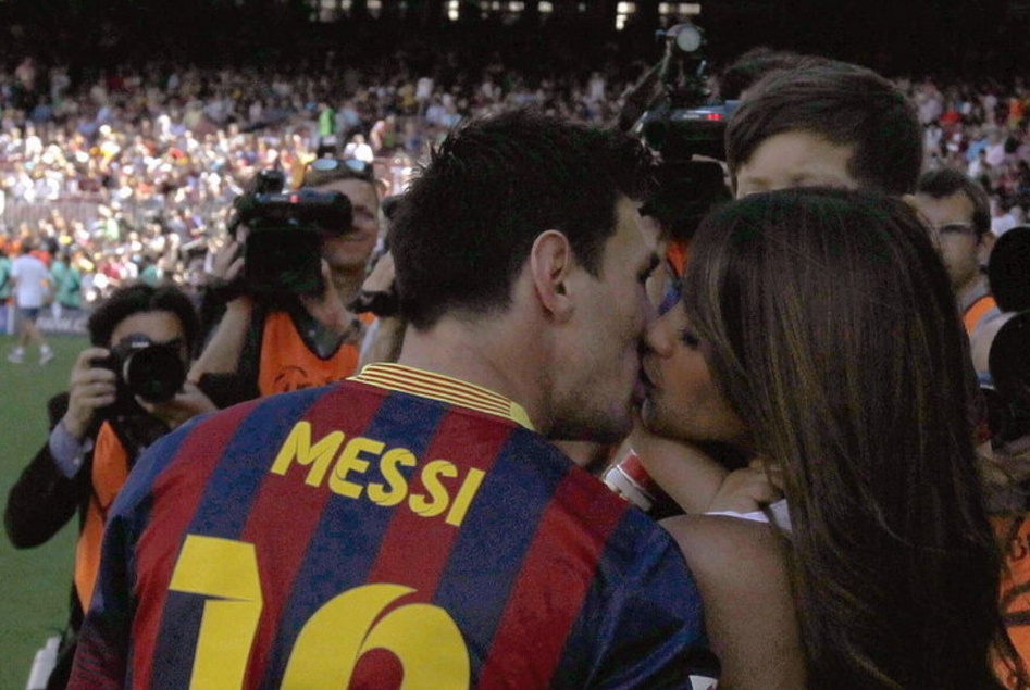 Messi hon ban gai dam duoi truoc khi ra san hinh anh