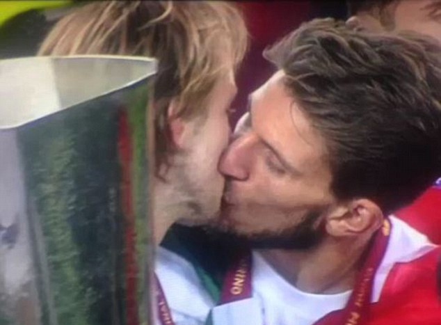 Cau thu Sevilla khoa moi dong tinh gay soc mung vo dich hinh anh