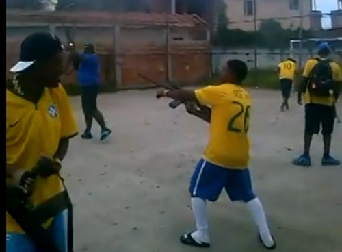 Fan cuong Brazil na sung AK-47 an mung ban thang hinh anh