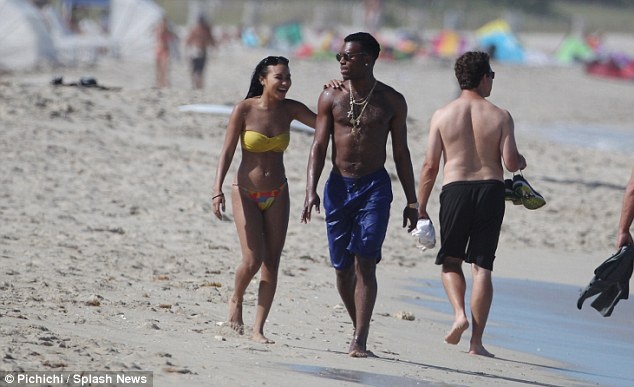 Phot lo HLV Hodgson, Sturridge mai me du hi hinh anh