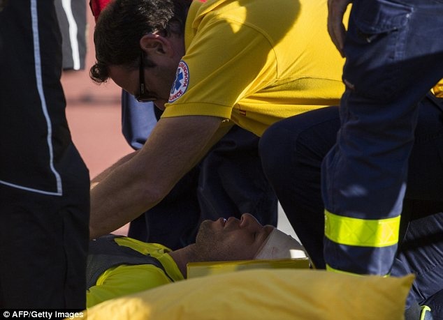 Trung dan ngay tren san, cau thu phai nhap vien hinh anh