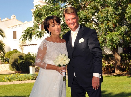 Van Gaal doc doan tren san bong nhung so vo hinh anh