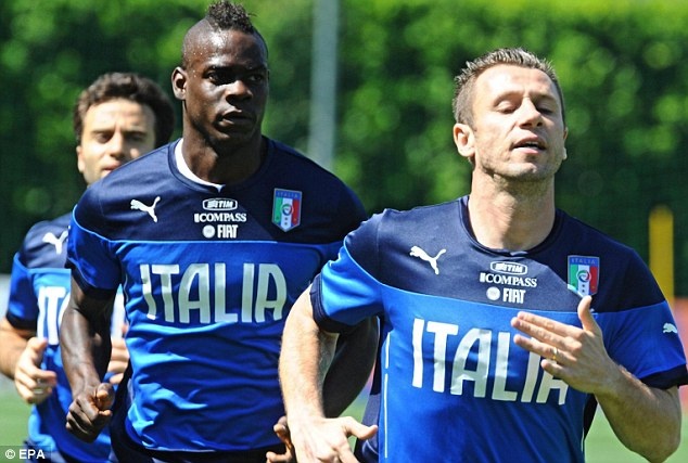 Balotelli bi CDV Italia miet thi chung toc hinh anh