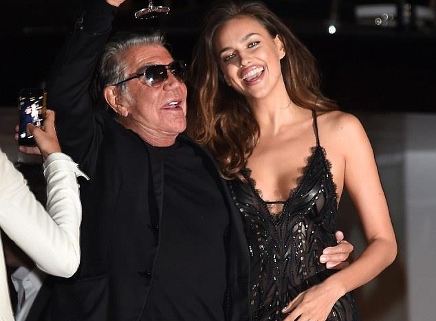 Bo Ronaldo sang kin bung, chieu ho bao hinh anh