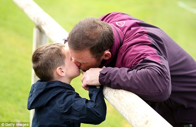 Rooney om hon quy tu tren san tap hinh anh