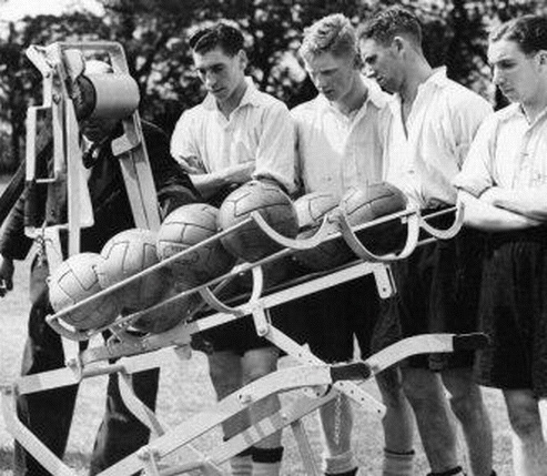 Trai bong dau tien trong lich su World Cup hinh anh