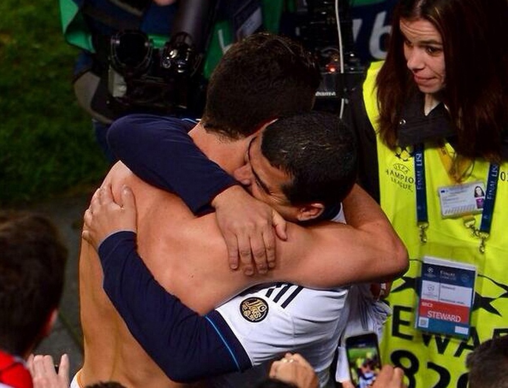 Bi mat ve nguoi dan ong Ronaldo om sau khi ghi ban hinh anh