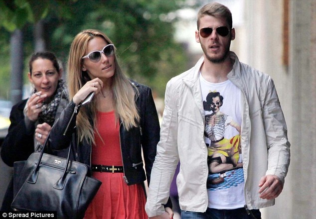 World Cup can ke, De Gea van danh thoi gian cho nguoi dep hinh anh