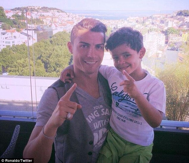 Ngay Tet thieu nhi ngot ngao cua cha con Ronaldo hinh anh