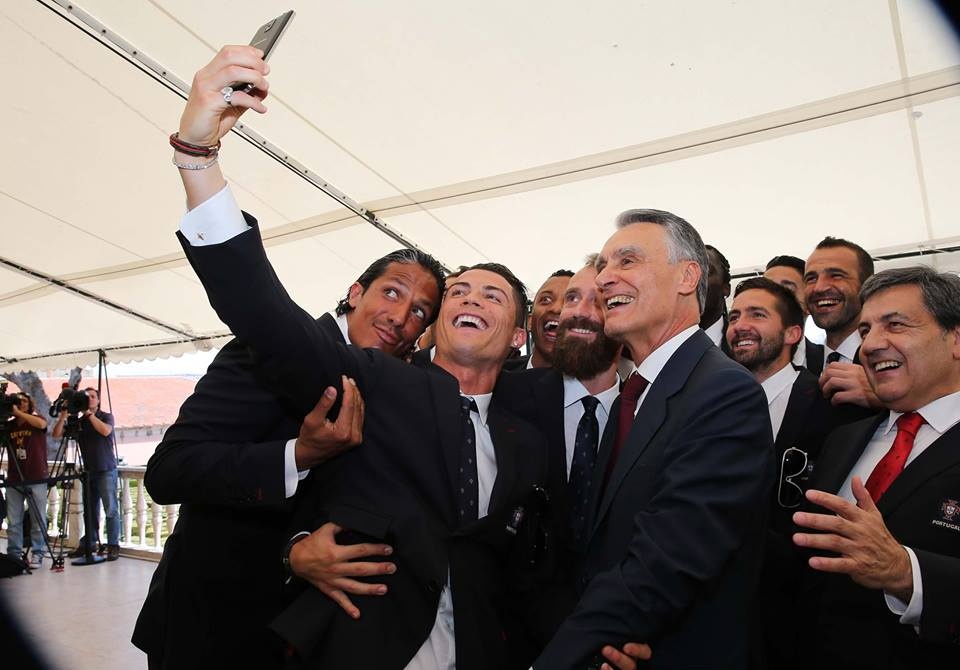 Ronaldo chup anh tu suong cung Tong thong Bo Dao Nha hinh anh