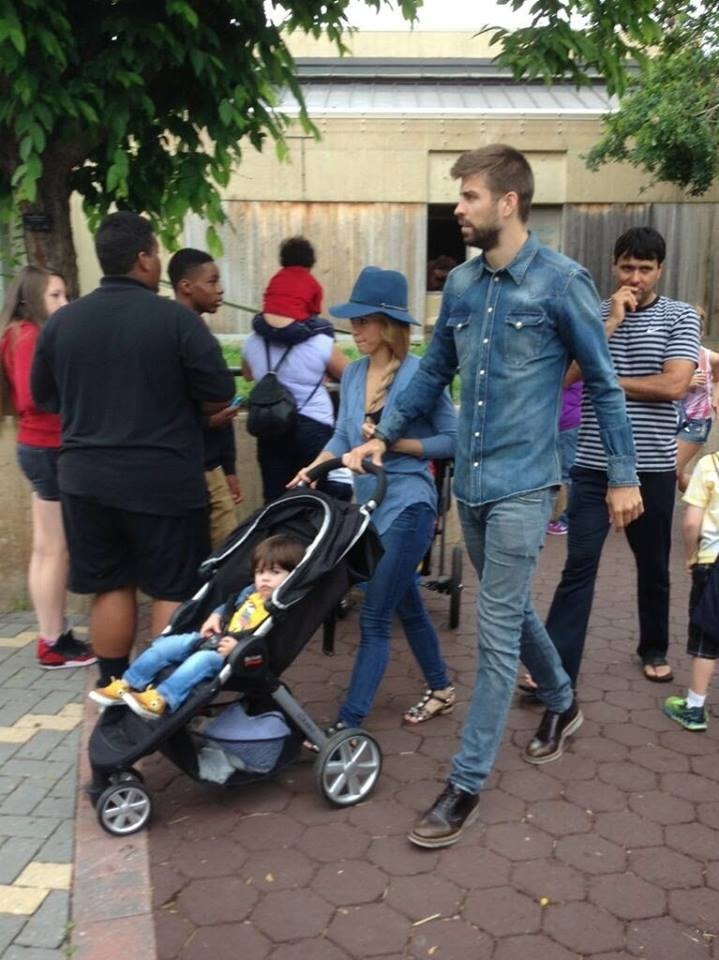 Pique tranh thu dua con trai di so thu truoc them World Cup hinh anh