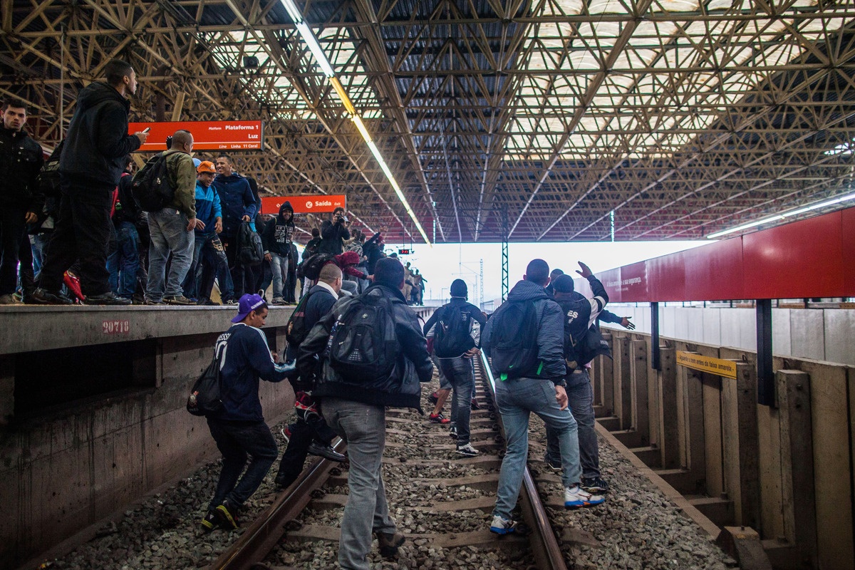 Brazil hon loan vi bieu tinh truoc them World Cup 2014 hinh anh