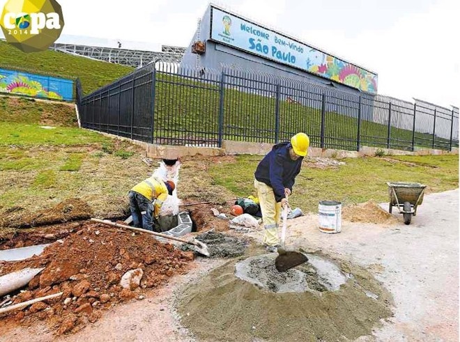 4 trong so 12 san van dong World Cup chua kip hoan thien hinh anh