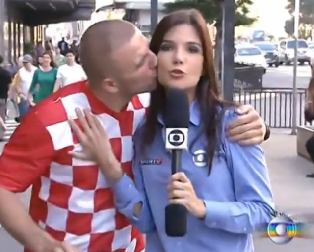 Nu phong vien xinh dep bi CDV Croatia cuong hon hinh anh