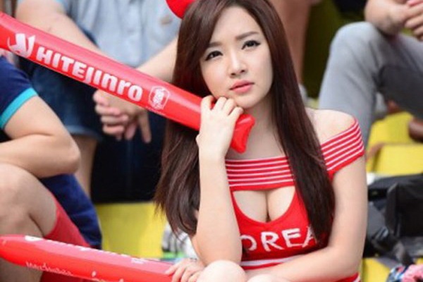 Nhung co dong vien nong nhat tren khan dai World Cup hinh anh