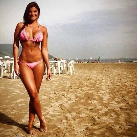 Nu phong vien goi cam Costa Rica gay sot mua World Cup hinh anh