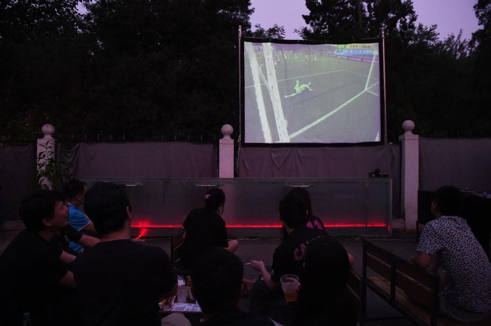 Nam sinh nhay lau tu tu vi thua do World Cup hinh anh