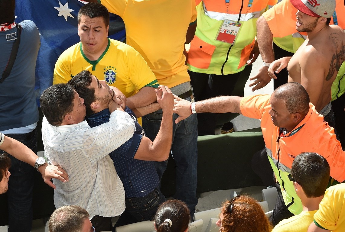 Dam dong co dong vien danh nhau de lay giay cua Casillas hinh anh