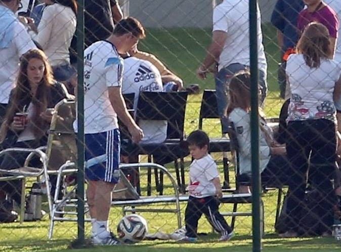 Con trai Messi chap chung xuong san choi bong cung bo hinh anh