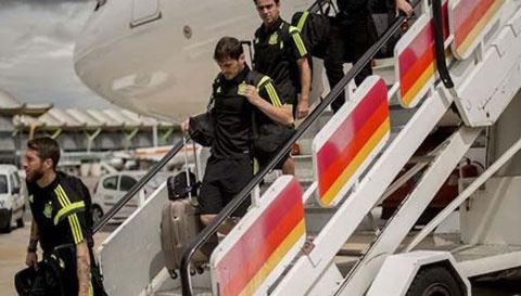 May bay cho doi Tay Ban Nha ve nuoc bi set danh hinh anh