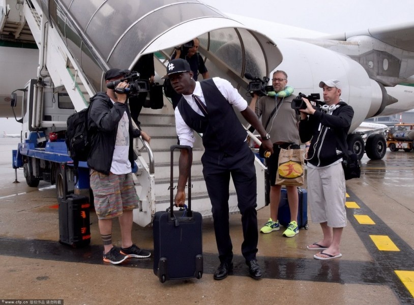 'Thanh no' Balotelli lang le xach va ly ve nuoc hinh anh