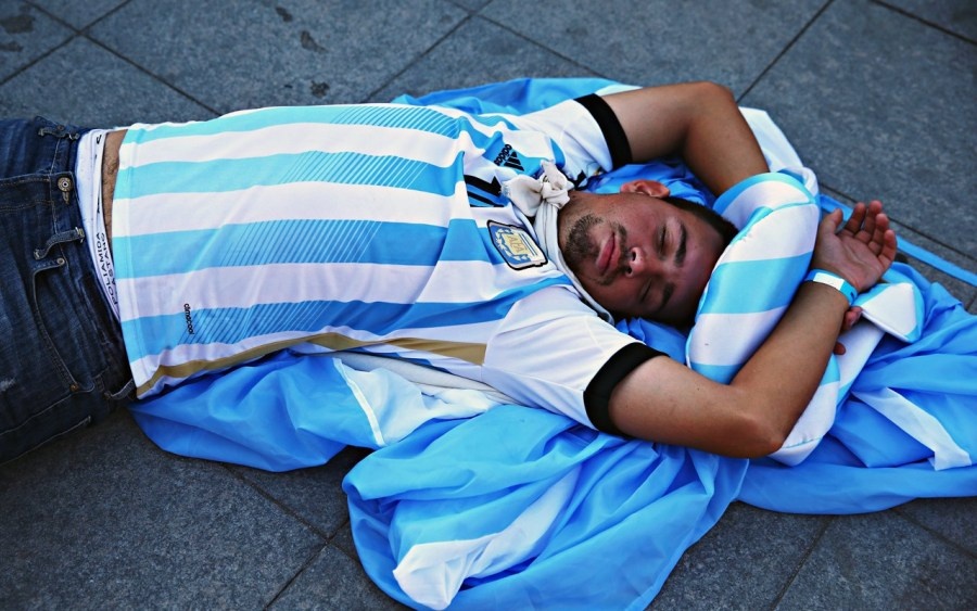 Co dong vien an bo ngu bui cho xem World Cup hinh anh