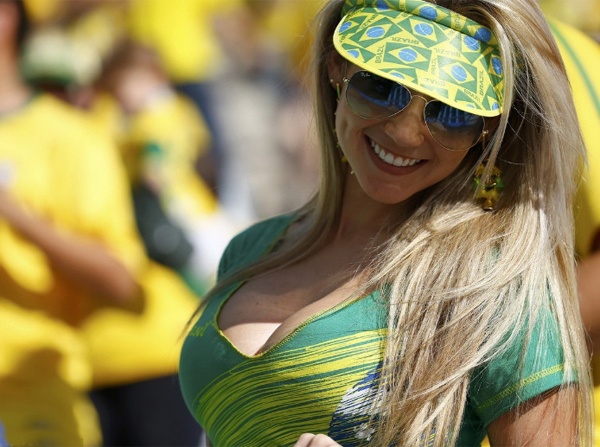 Nhung fan nu nong bong nhat vong bang World Cup hinh anh