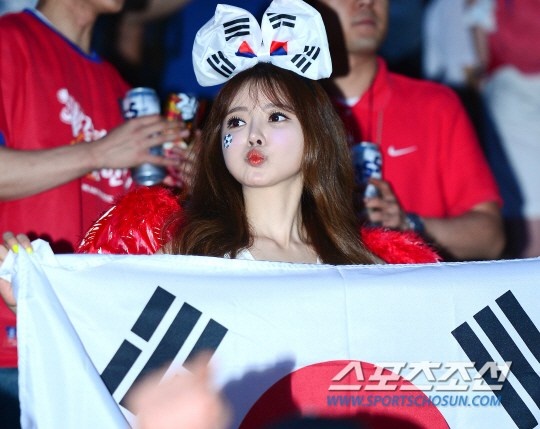 Fan nu Han Quoc xinh nhu bup be gay sot khi co vu World Cup hinh anh