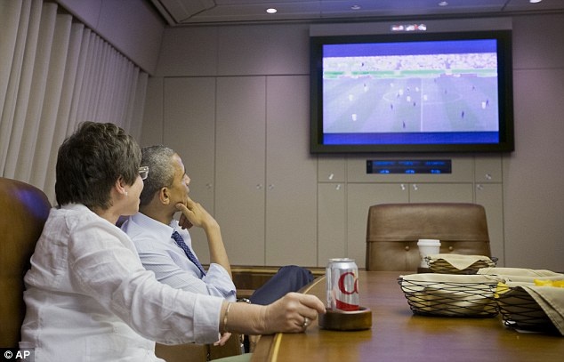 Obama xem tran dau bong da tren troi hinh anh