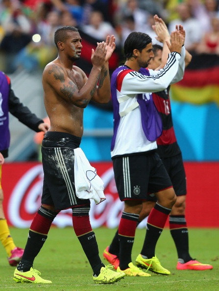 Cởi áo ăn mừng