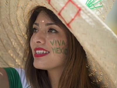 Nhung bong hong rang ro tren khan dai tran Ha Lan - Mexico hinh anh