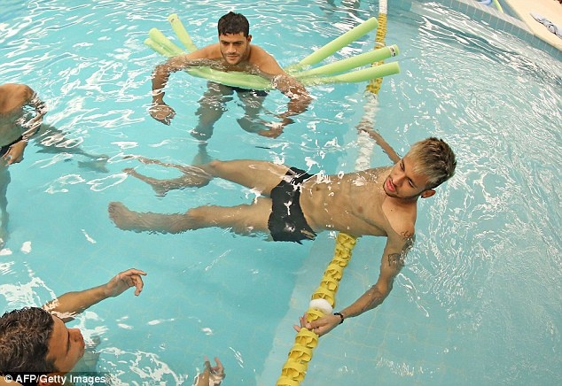 Neymar di boi xa stress truoc khi buoc vao tu ket hinh anh