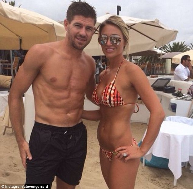 Vo chong Steven Gerrard xa hoi tai dao Ibiza hinh anh