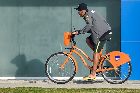 Chan xe hop, Neymar dap xe toi san tap hinh anh