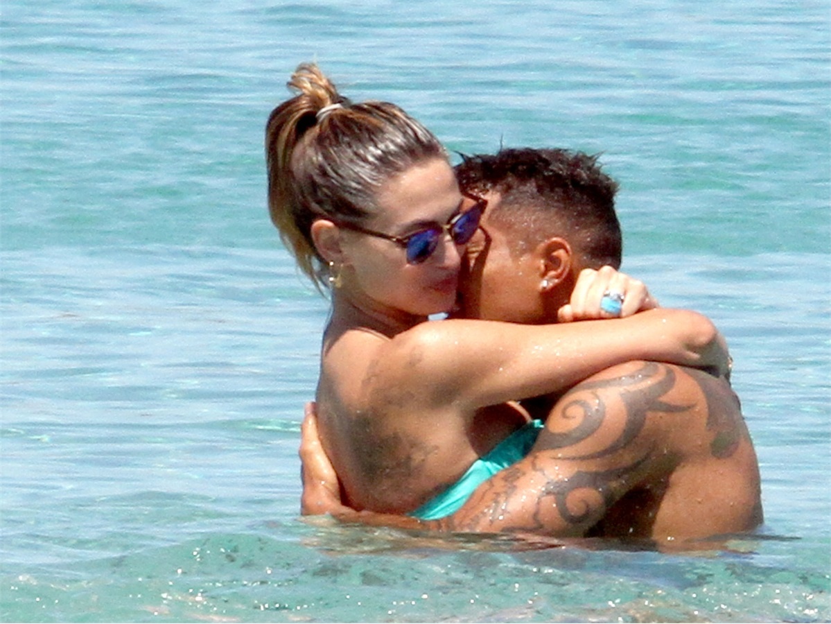 Boateng the hien tinh cam qua da voi ban gai sieu mau hinh anh