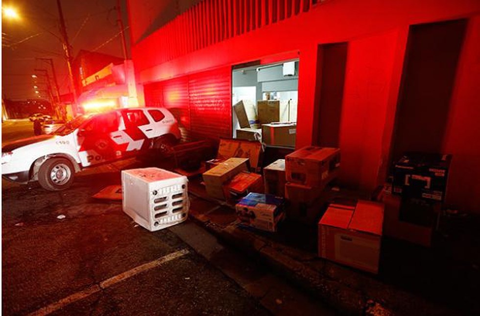 Những cổ động viên quá khích đập phá một cửa hàng