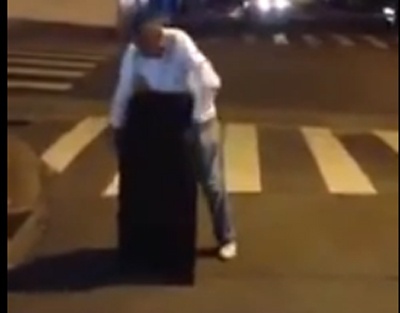 Fan Brazil dap tivi giua duong sau tran thua lich su hinh anh