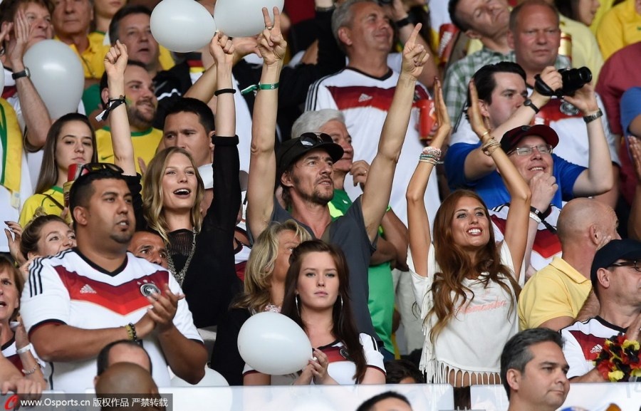 Dan WAGs Duc tung bung an mung chien thang tren khan dai hinh anh