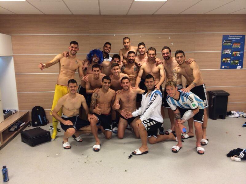 Các cầu thủ Argentina ăn mừng trong phòng thay đồ. 