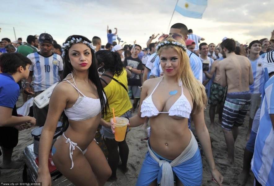 Fan nu an mung chien thang cua Argentina hinh anh