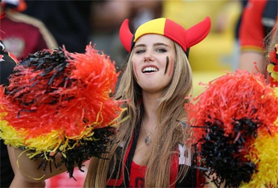 Fan nu World Cup vut tro thanh nguoi mau sang gia hinh anh