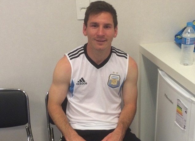 Messi bi kiem tra doping sau tran ban ket hinh anh