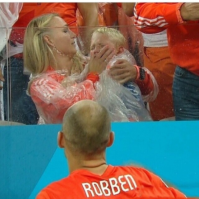 Robben do danh con trai khoc sau tran thua hinh anh