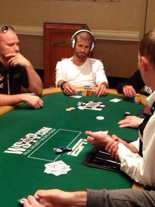 Pique dot tien tren song bac de giai sau World Cup hinh anh