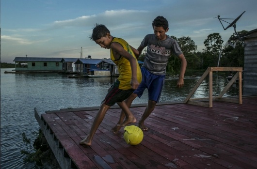 Bong da len loi vao nhung vung heo lanh nhat cua Brazil hinh anh