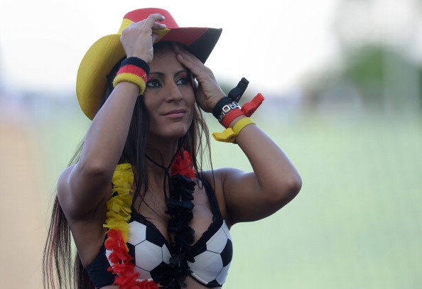 Nhung bong hong xinh dep tren khan dai chung ket World Cup hinh anh