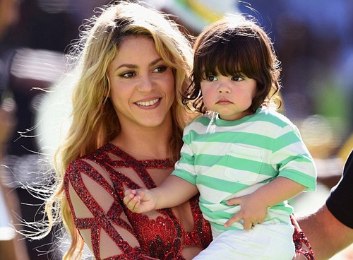 Con trai Pique ngo ngac theo me len san khau World Cup hinh anh