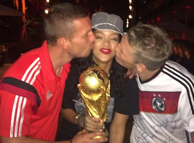 Podolski va Schweinsteiger thi nhau hon Rihanna mung vo dich hinh anh